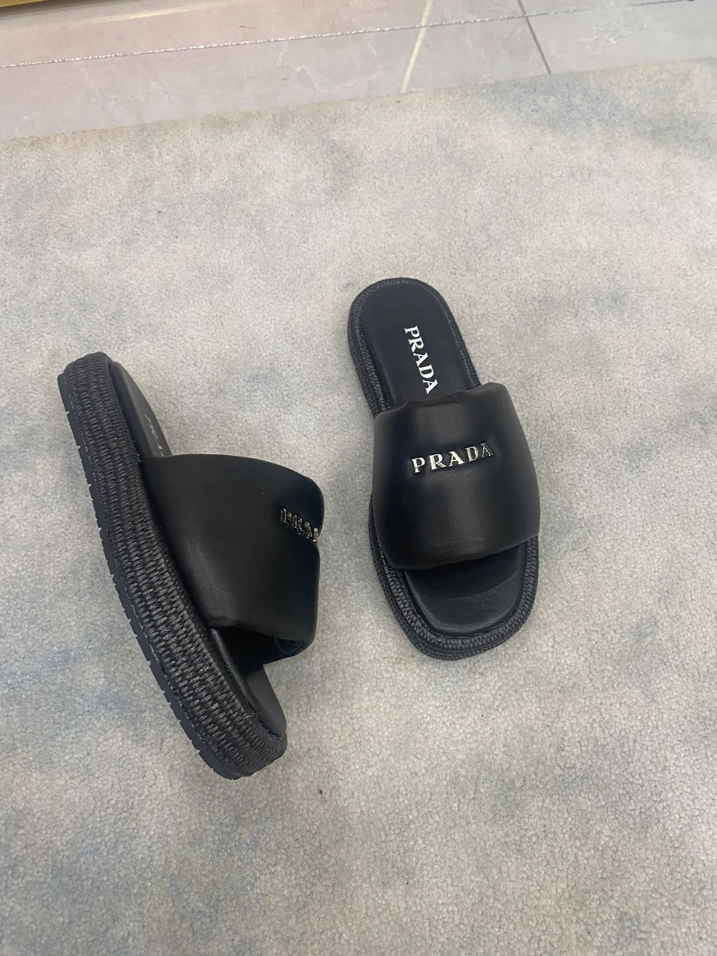 👟👟Ex-factory price 500👟👟 PRADA 2024 [Fireworks] [Fireworks] Popular straw woven series, a must-have slipper for lazy people, it looks so good on the feet. I love this hand-woven one. The upper is mixed sheepskin, and the outsole is made of imported raffia bag, ultra-light TPU, code number 5-41,